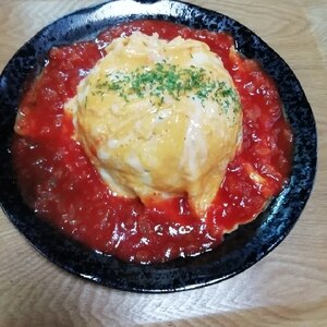 トマトソースで食べる　ふわふわオムライス